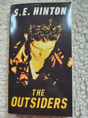 S.E. Hinton The Outsiders Paperback Penguin Teen 2019 ISBN 9780140385724 YA